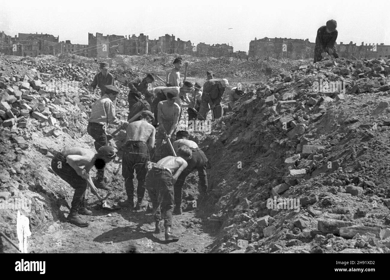 Varsovie, 1947-05.Ochotnicze Bataliony Odobudowy Warszawy przy pracrach zwi¹zanych z przed³u¿aniem ul.Marsza³kowskiej na pó³noc od placu Bankowego.NZ. Przygotowywanie nasypu pod kolejkê w¹skotorow¹ do transportu gruzu. bb/gr PAP Dok³adny dzieñ wydarzenia nieustalony.Varsovie, mai 1947.Des équipes bénévoles de reconstruction de Varsovie prolongent la rue Marszalkowska au nord de la place Bankowy.Photo : travaux de préparation pour train à voie étroite pour l'enlèvement des gravats. bb/gr PAP Banque D'Images