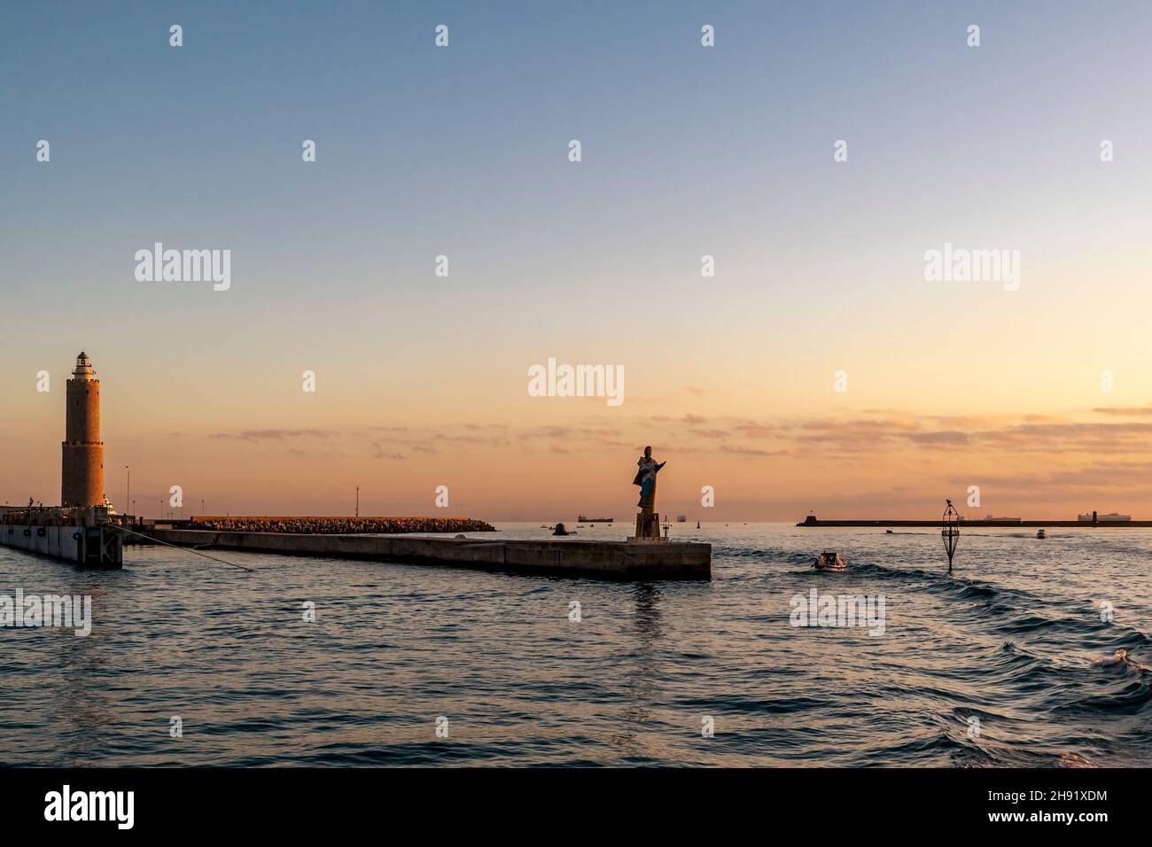 Vue panoramique sur le port Medici de Livourne, Italie, avec lumière du coucher du soleil Banque D'Images