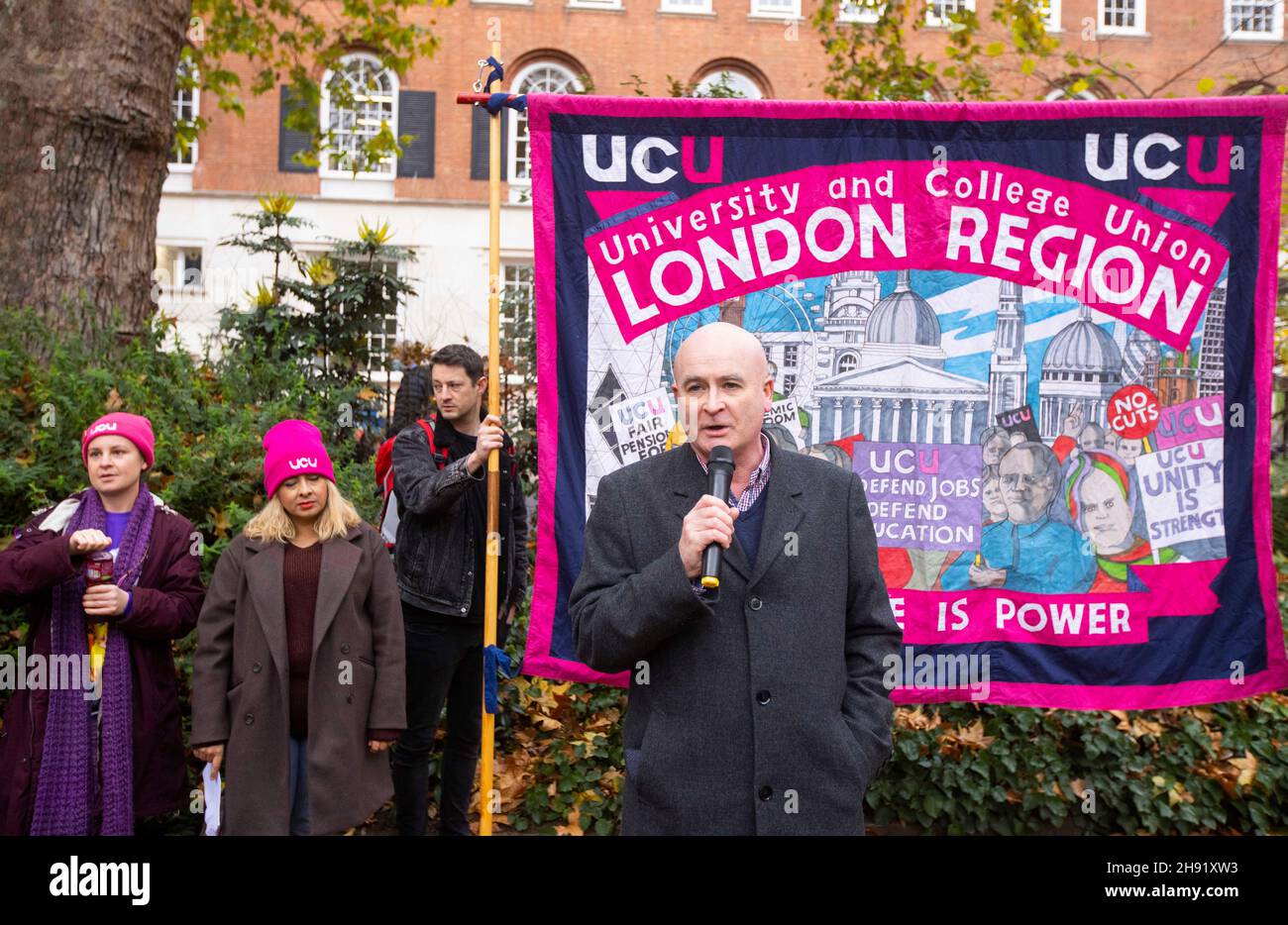 Londres, Royaume-Uni.3 décembre 2021.Mick Lynch, Secrétaire général du RMT, montre sa solidarité.Ses membres feront la grève à 19:00 sur les lignes Victoria et Central.Démonstration de l'UCU sur le carré de Tavistock.Ils marchent vers la City de Londres en solidarité avec les grèves de l'enseignement supérieur.Le syndicat universitaire et collégial a annoncé que ses membres cesseraient de travailler sur les réductions de pensions, les salaires et les conditions de travail.Le syndicat a déclaré que trois jours consécutifs de grèves auraient lieu à partir du 1er décembre dans les 58 institutions qui ont soutenu les bulletins de vote pour l'action industrielle ce mois-ci.Credit: Tommy London/Alay Live News Banque D'Images