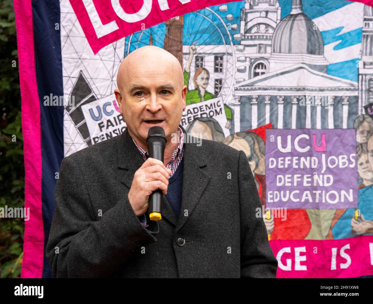 Londres, Royaume-Uni.3 décembre 2021.Mick Lynch, Secrétaire général du RMT, montre sa solidarité.Ses membres feront la grève à 19:00 sur les lignes Victoria et Central.Démonstration de l'UCU sur le carré de Tavistock.Ils marchent vers la City de Londres en solidarité avec les grèves de l'enseignement supérieur.Le syndicat universitaire et collégial a annoncé que ses membres cesseraient de travailler sur les réductions de pensions, les salaires et les conditions de travail.Le syndicat a déclaré que trois jours consécutifs de grèves auraient lieu à partir du 1er décembre dans les 58 institutions qui ont soutenu les bulletins de vote pour l'action industrielle ce mois-ci.Credit: Tommy London/Alay Live News Banque D'Images