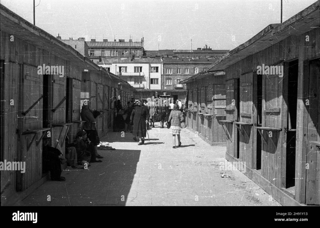 Varsovie, 1947-05.Bazar Mokotowski przy ul.Pu³awskiej, otwarty W maju 1947 r.NZ. Drewniane budki handlowe. bb/gr PAP Dok³adny dzieñ wydarzenia nieustalony.Varsovie, mai 1947.Le marché Mokotowski de la rue Pulawska a ouvert ses portes en mai 1947.Photo : stands de marché. bb/gr PAP Banque D'Images