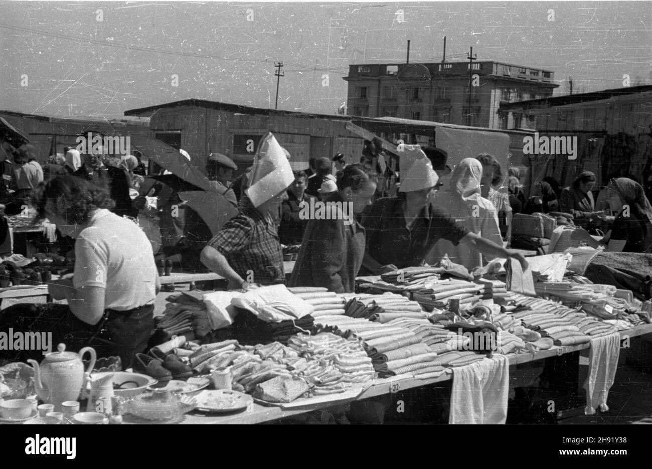 Varsovie, 1947-05.Bazar Mokotowski przy ul.Pu³awskiej, otwarty W maju 1947 r.NZ. Stragany z wyrogami w³ókienniczymi i porcelan¹. bb/gr PAP Dok³adny dzieñ wydarzenia nieustalony.Varsovie, mai 1947.Le marché Mokotowski de la rue Pulawska a ouvert ses portes en mai 1947.Photo : supports avec textiles et chinaware. bb/gr PAP Banque D'Images