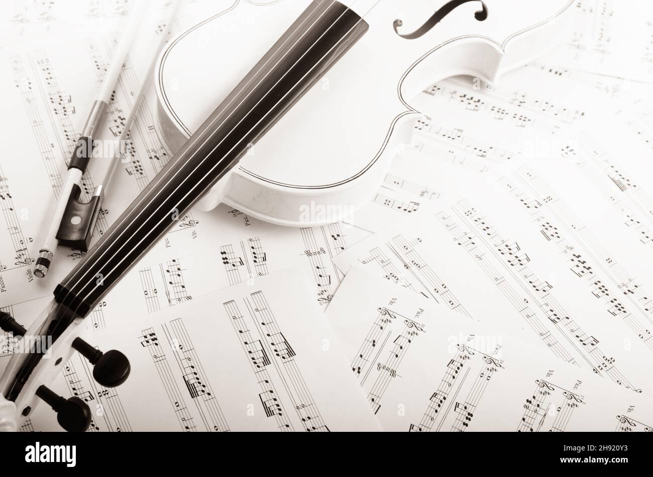 Fermer la vue d'un violon et des notes de musique sur une table en bois blanc Banque D'Images
