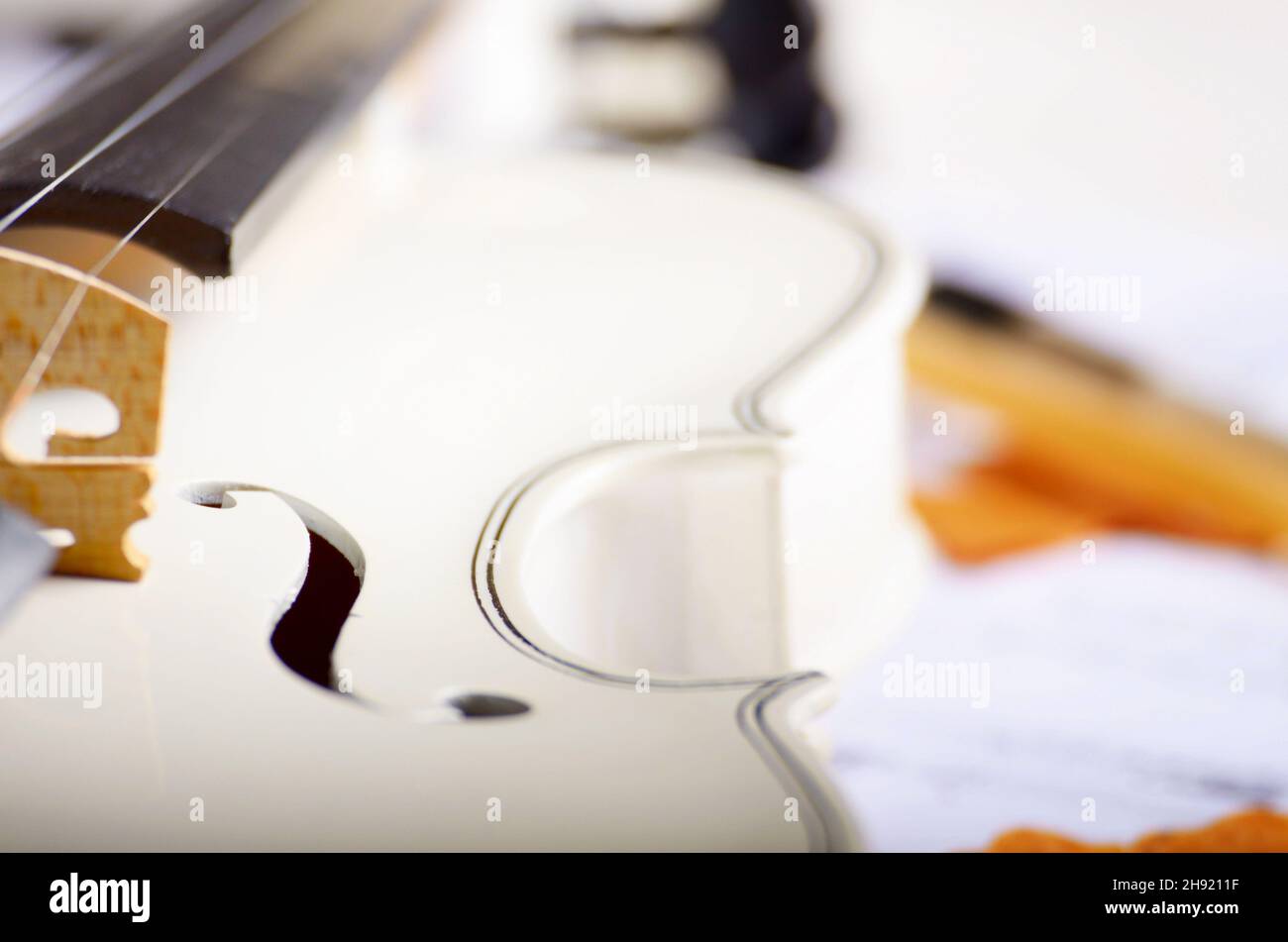Fermer la vue d'un violon et des notes de musique sur une table en bois blanc Banque D'Images
