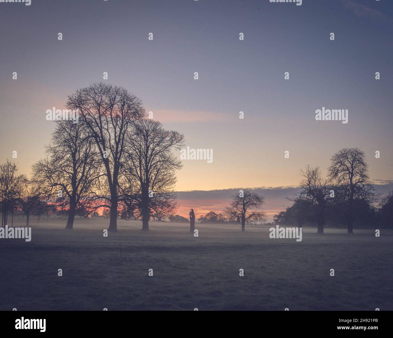 Un coucher de soleil brumeux dans la campagne anglaise Banque D'Images