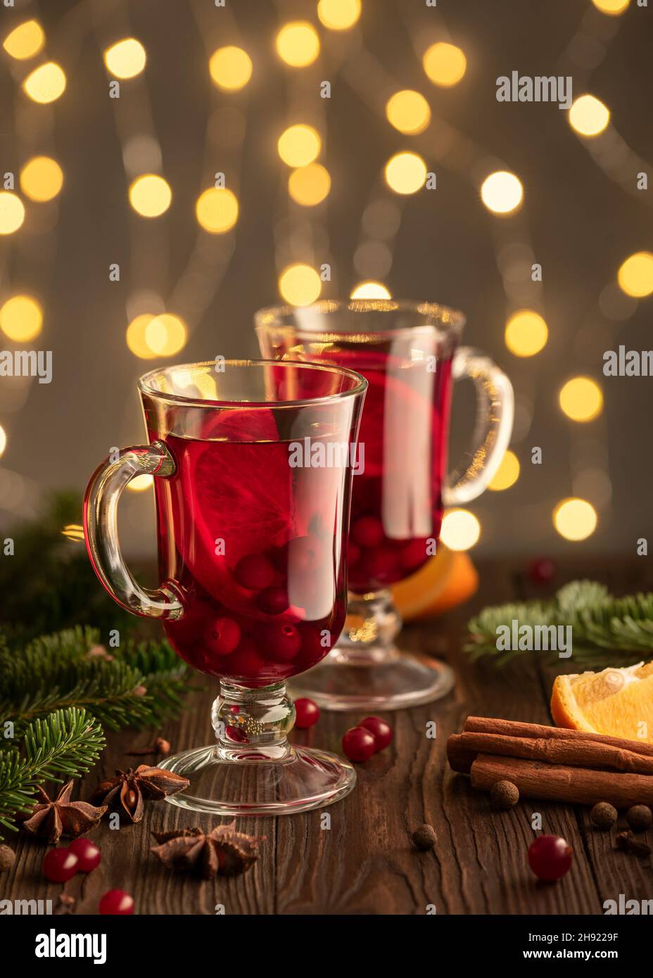 L'hiver, buvez du vin chaud dans des verres sur la table de Noël Banque D'Images