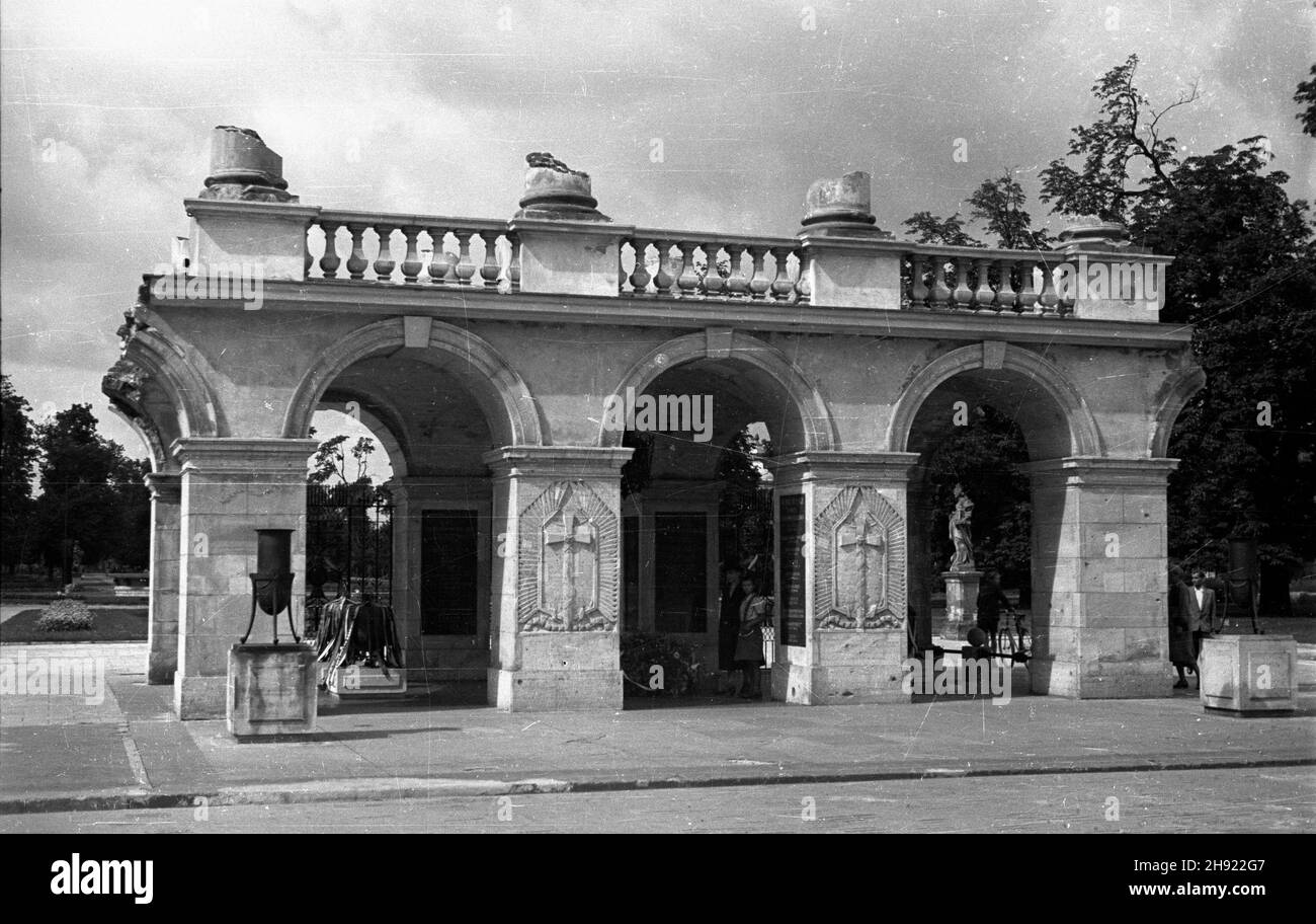 Varsovie, 1947-05.Grób Nieznanego ¯o³nierza (GN¯) na placu Zwyciêstwa.Jest fragmentem trzech œrodkowych arkad zniszczonego W czasie II wojny œwiatowej Pa³acu Saskiego. bb/gr PAP Dok³adny dzieñ wydarzenia nieustalony.Varsovie, mai 1947.La tombe du Soldat inconnu sur la place Zwyciestwa (victoire).C'est une partie de trois arcades centrales du palais Saski, détruite pendant la Seconde Guerre mondiale. bb/gr PAP Banque D'Images