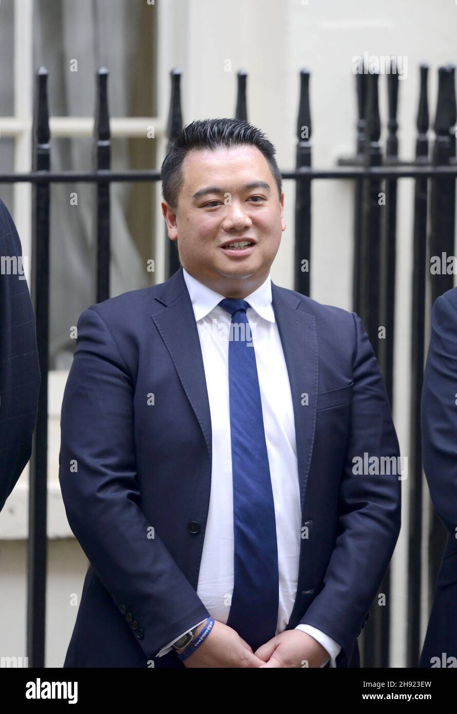 Alan Mak MP (con: Havant) à l'extérieur du 11 Downing Street avant le discours du budget de Rishi Sunak, le 27 octobre 2021 Banque D'Images