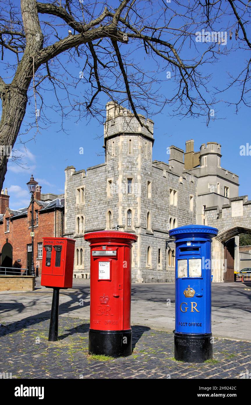 Boîte postale rouge, distributeur de timbres et boîte postale bleue, High Street, Windsor, Berkshire, Angleterre,Royaume-Uni Banque D'Images