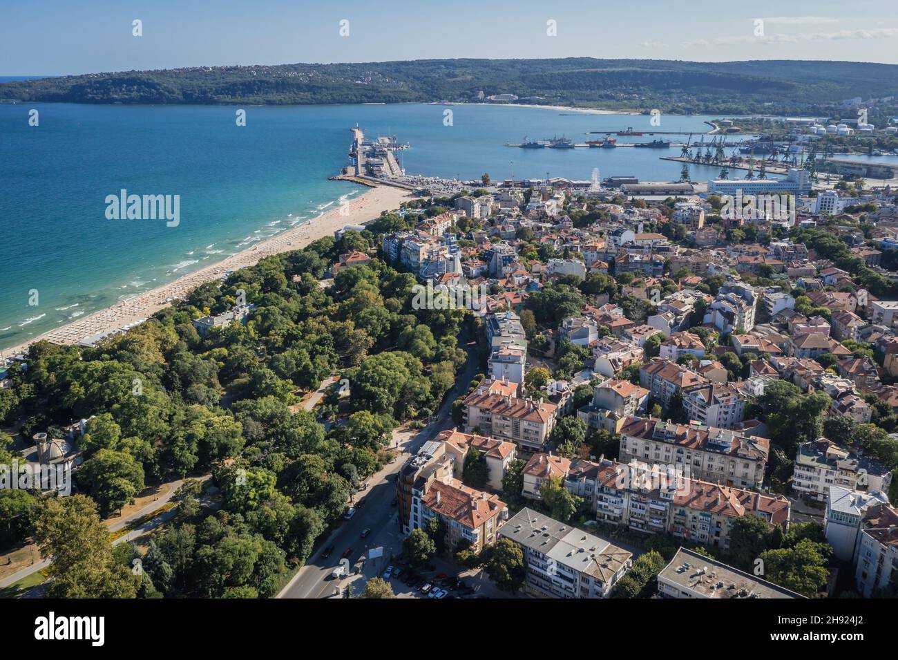 Ville de Varna et station balnéaire située dans le golfe de Varna, région du nord de la Bulgarie, vue sur le parc et le port Sea Garden Banque D'Images