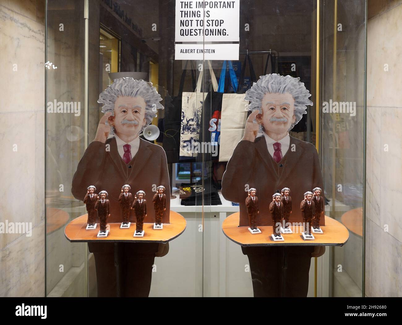 New York, NY - 16 novembre 2021 : exposition sur Albert Einstein à la boutique de souvenirs de la succursale centrale de la bibliothèque publique de New York, sur la Cinquième Avenue Banque D'Images