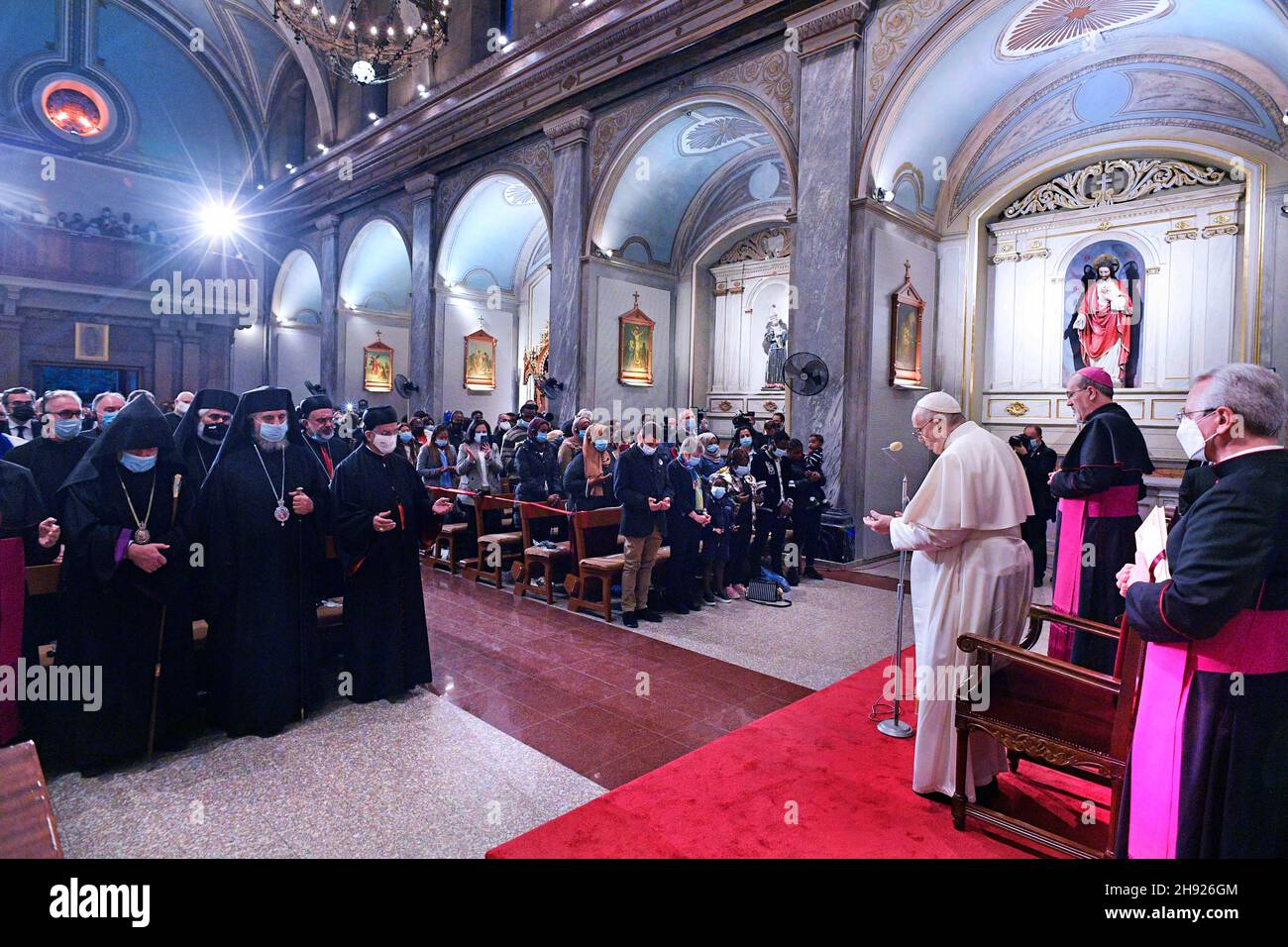 Nicosie, Chypre.03ème décembre 2021.Le Pape François et le Patriarche latin de Jérusalem Archevêque Pierbattista Pizzzabala à l'église catholique romaine de la Sainte Croix pour une prière œcuménique avec des migrants près de la zone tampon des Nations Unies dans la ville chypriote de Nicosie, la dernière capitale divisée de l'Europe, le 3 décembre 2021.RÉSERVÉ À L'USAGE ÉDITORIAL - Vatican Media/Spaziani.Credit: dpa Picture Alliance/Alay Live News Banque D'Images