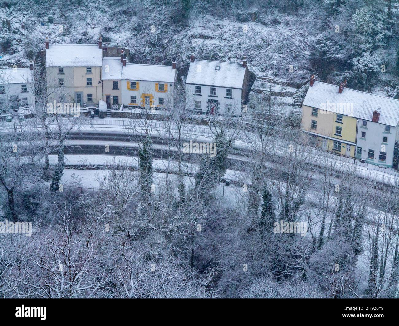 Paysage couvert de neige avec maisons et arbres au coin des artistes à Matlock Bath dans le Derbyshire Peak District Angleterre Royaume-Uni Banque D'Images