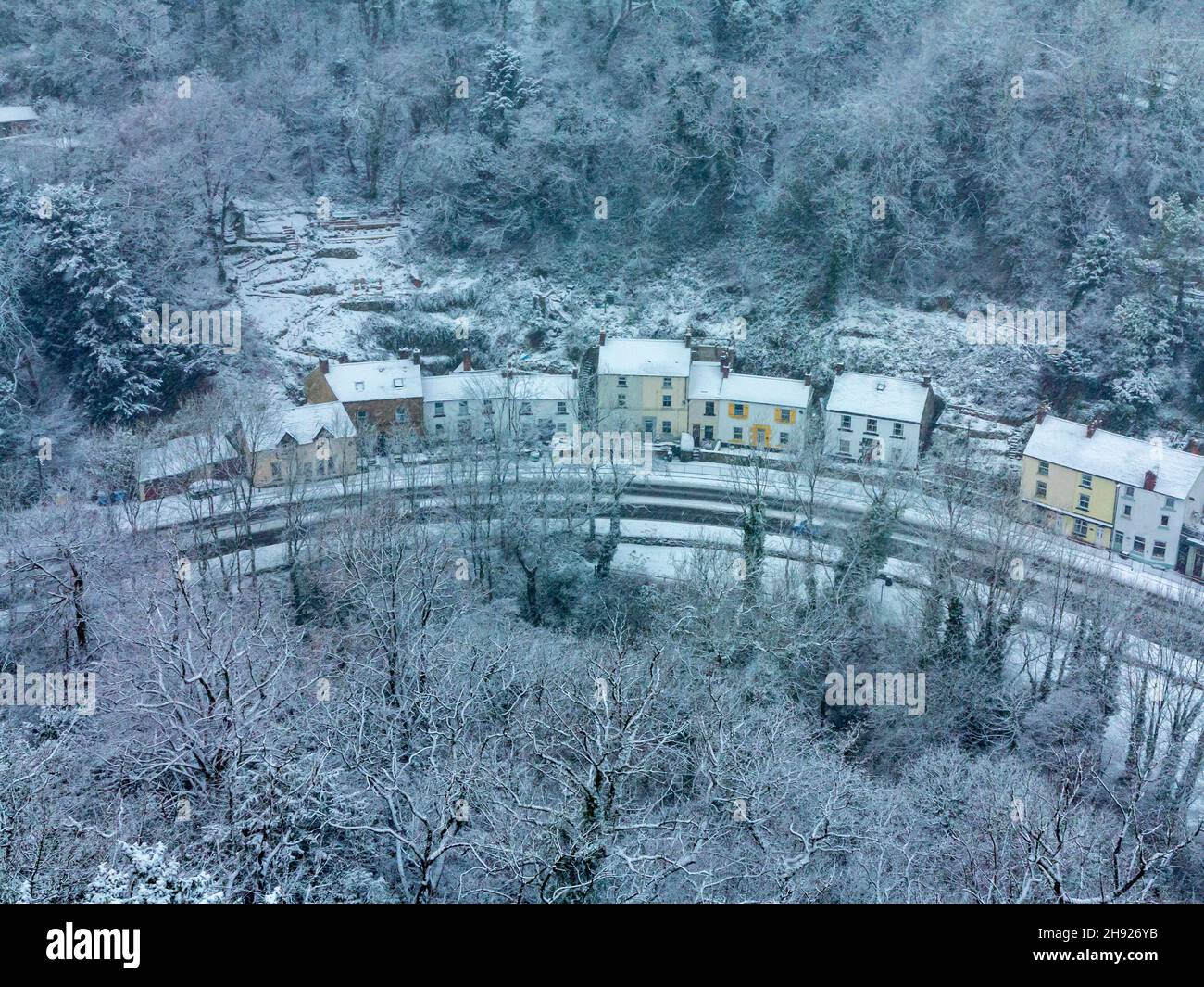 Paysage couvert de neige avec maisons et arbres au coin des artistes à Matlock Bath dans le Derbyshire Peak District Angleterre Royaume-Uni Banque D'Images