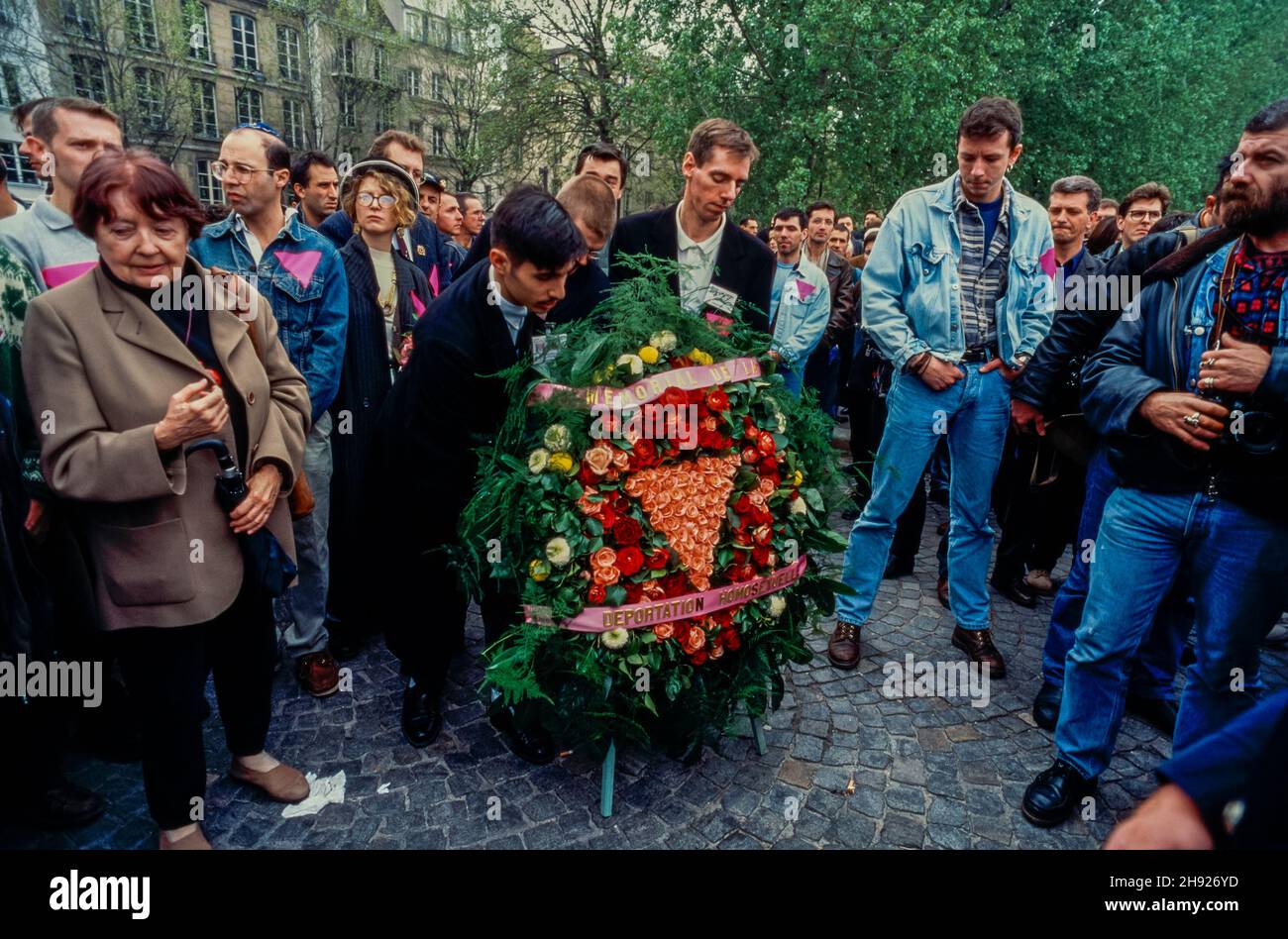 Paris, France, foule des activistes gays posant une couronne funéraire commémorative lors de la cérémonie commémorative déportation homosexuelle, seconde Guerre mondiale ET triangle rose, violence contre les hommes gays, années 1990 Banque D'Images