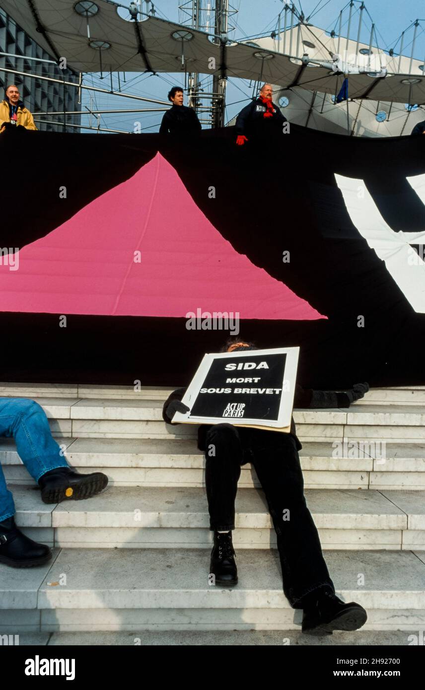 Paris, France, militants du SIDA d'ACT Up Paris, action contre les grandes sociétés pharmaceutiques, au Centre d'affaires de la Défense, bannière de protestation : « Shame on Labos », SIDA : morts sous licence » Banque D'Images