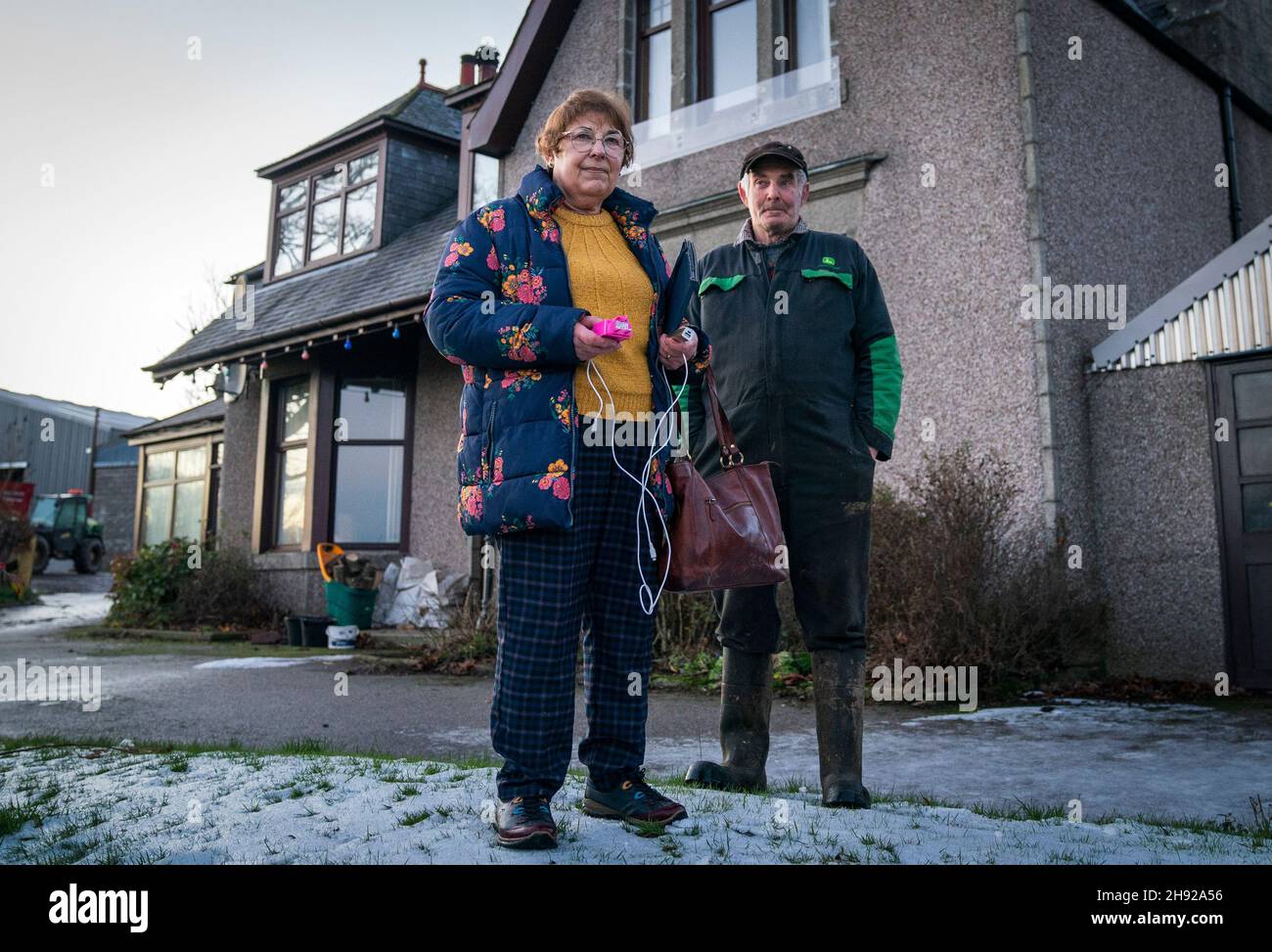 Jim et Belinda Muir, qui vivent à Honeyneuk Farm, Maud, Aberdeenshire, sont sans pouvoir depuis plus d'une semaine après la tempête Arwen.Date de la photo: Vendredi 3 décembre 2021. Banque D'Images