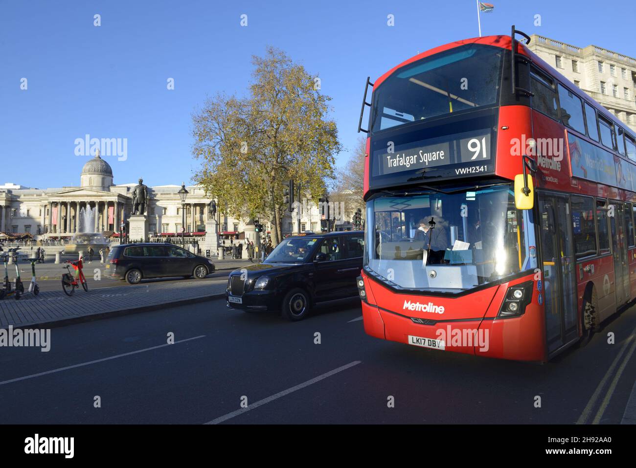 Londres, Angleterre, Royaume-Uni.Bus londonien à impériale rouge à Trafalgar Square. Banque D'Images