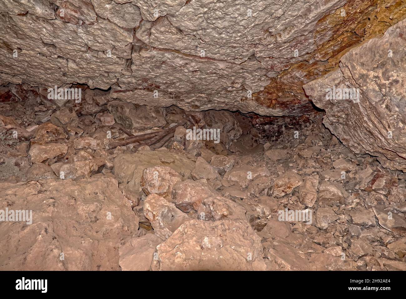 Vue sur un tunnel menant à la Mystery Room dans les grottes du Grand Canyon.Cette zone n'a pas de lumière ambiante, un flash était nécessaire.Situé près de Peach Springs Banque D'Images