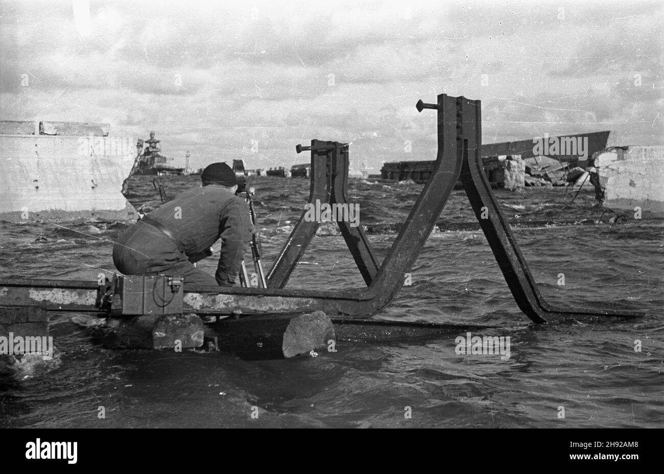 Gdynia, 1947-05.Fragment zniszczonego podczas wojny portu.Opérateur NZ Polskiej Kroniki Filmowej W³adys³aw Forbert. bb/mgs PAP Dok³adny dzieñ wydarzenia nieustalony.Gdynia, mai 1947.Un fragment de port de Gdynia détruit pendant la Seconde Guerre mondiale.Photo : cameraman de la presse polonaise Wladyslaw Forbert. bb/mgs PAP Banque D'Images