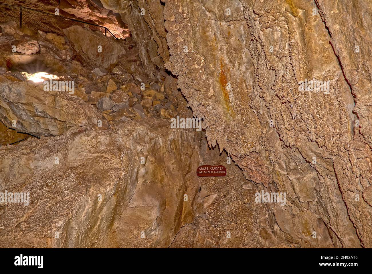 Une formation de calcium appelée Grape Cluster dans les grottes du Grand Canyon, située près de Peach Springs AZ le long de la route 66 au marqueur Mile 115. Banque D'Images