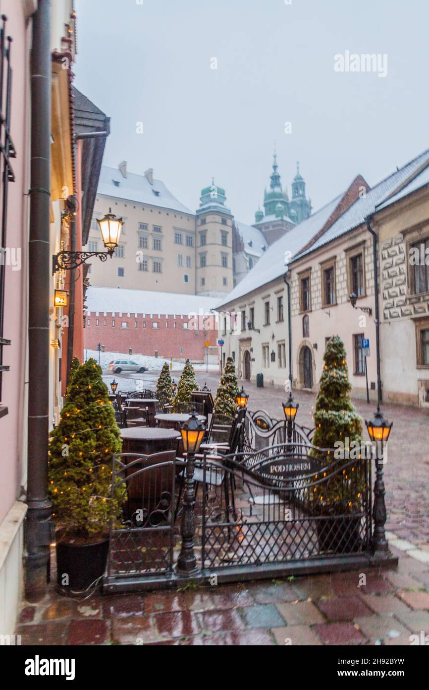 CRACOVIE, POLOGNE - 4 DÉCEMBRE 2017 : vue d'hiver sur la rue Kanonicza et le château de Wawel à Cracovie, Pologne Banque D'Images