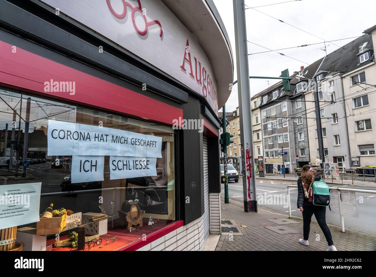 Fermeture d'entreprise en raison des conséquences économiques de la crise de Corona, l'opticien Rode, dans le Südviertel à Essen, ferme après onze ans, vente Banque D'Images
