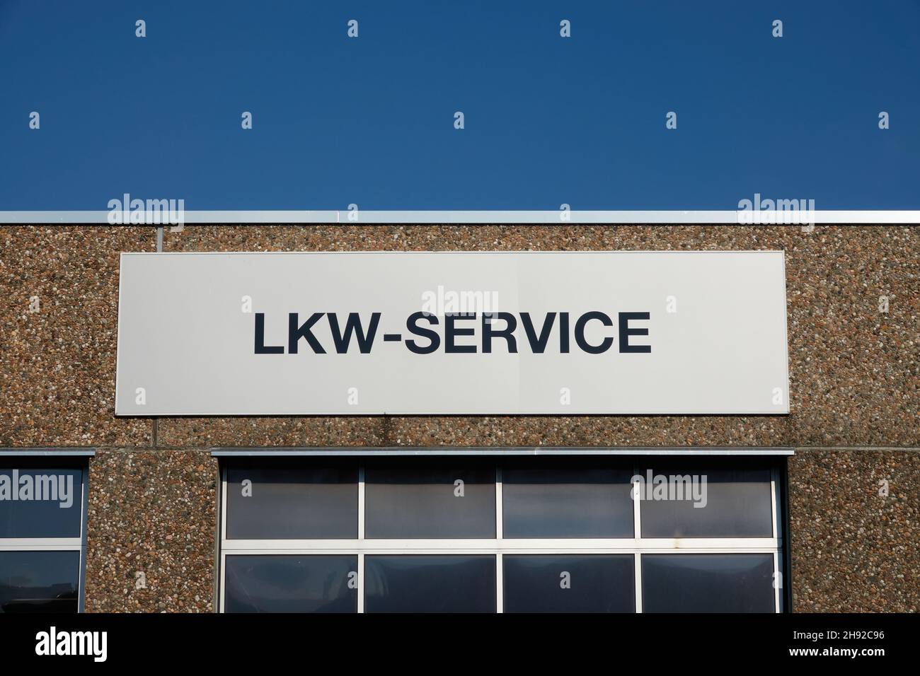 Göppingen, Allemagne - 21 mai 2020 : lettres noires sur la façade du bâtiment contre un ciel bleu.Porte-galet dans la zone inférieure.( traduction du mot allemand LK Banque D'Images