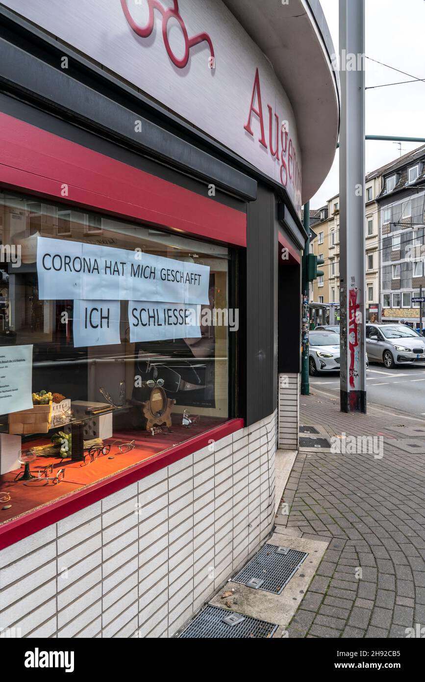 Fermeture d'entreprise en raison des conséquences économiques de la crise de Corona, l'opticien Rode, dans le Südviertel à Essen, ferme après onze ans, vente Banque D'Images