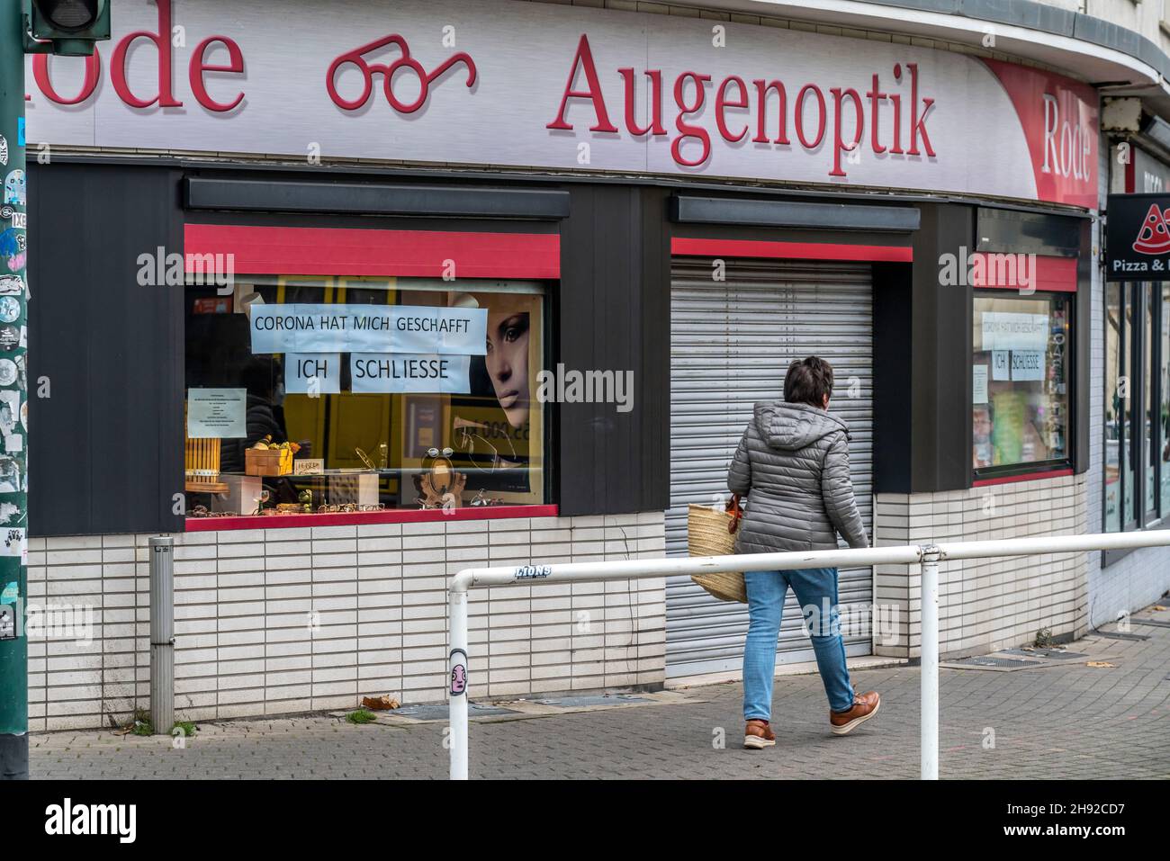 Fermeture d'entreprise en raison des conséquences économiques de la crise de Corona, l'opticien Rode, dans le Südviertel à Essen, ferme après onze ans, vente Banque D'Images
