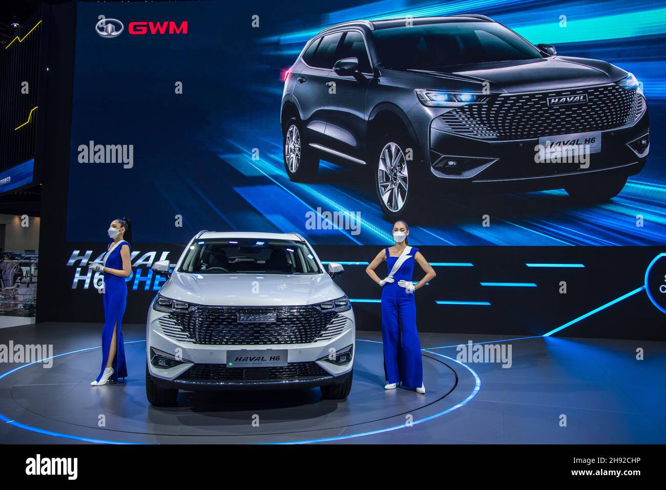 Nonthaburi, Thaïlande.03ème décembre 2021.Les modèles se posent à côté d'une voiture « GWM Haval H6 PHEV » exposée à l'exposition automobile.la 38e Expo automobile internationale de Thaïlande 2021 tenue du 1er décembre 2021 au 12 décembre,2021 présenter 32 marques automobiles et 12 marques de motos ainsi que des véhicules électriques pour stimuler les ventes globales et ramener l'industrie automobile sur le marché après le ralentissement économique causé par la pandémie prolongée de COVID-19.Crédit : SOPA Images Limited/Alamy Live News Banque D'Images