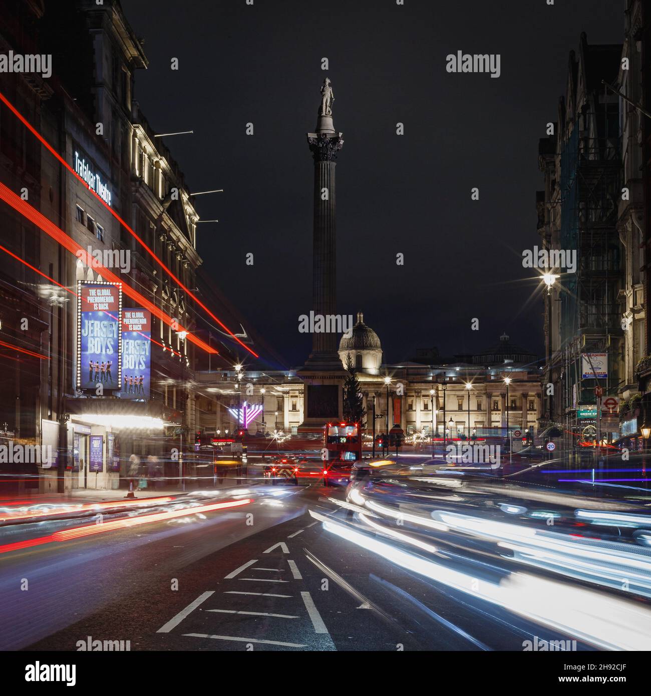 Trafic nocturne autour de Trafalgar Square pendant les fêtes de Londres. Banque D'Images