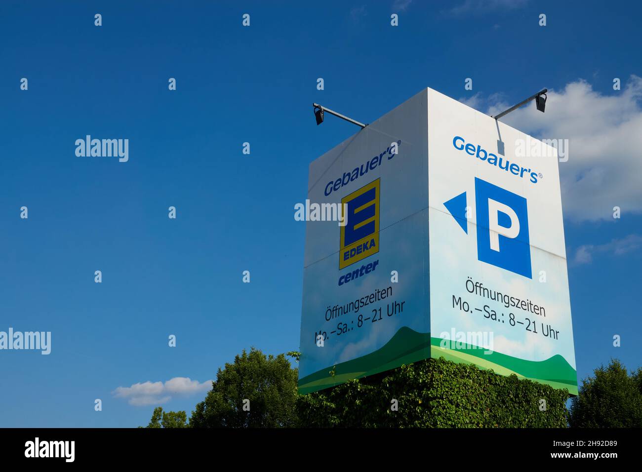 Göppingen, Allemagne - 21 mai 2020 : panneau d'affichage Edeka, sur une base verte avec ciel bleu et nuages.Goeppingen. Banque D'Images
