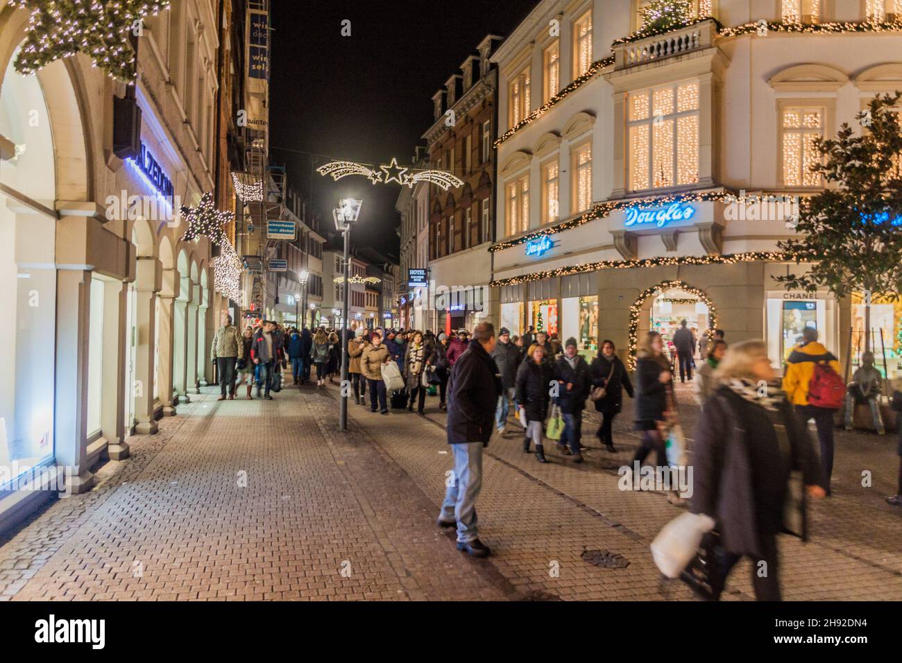 HEIDELBERG, ALLEMAGNE - 17 DÉCEMBRE 2017 : les gens marchent dans la rue piétonne Hauptstrasse à Heidelberg. Banque D'Images