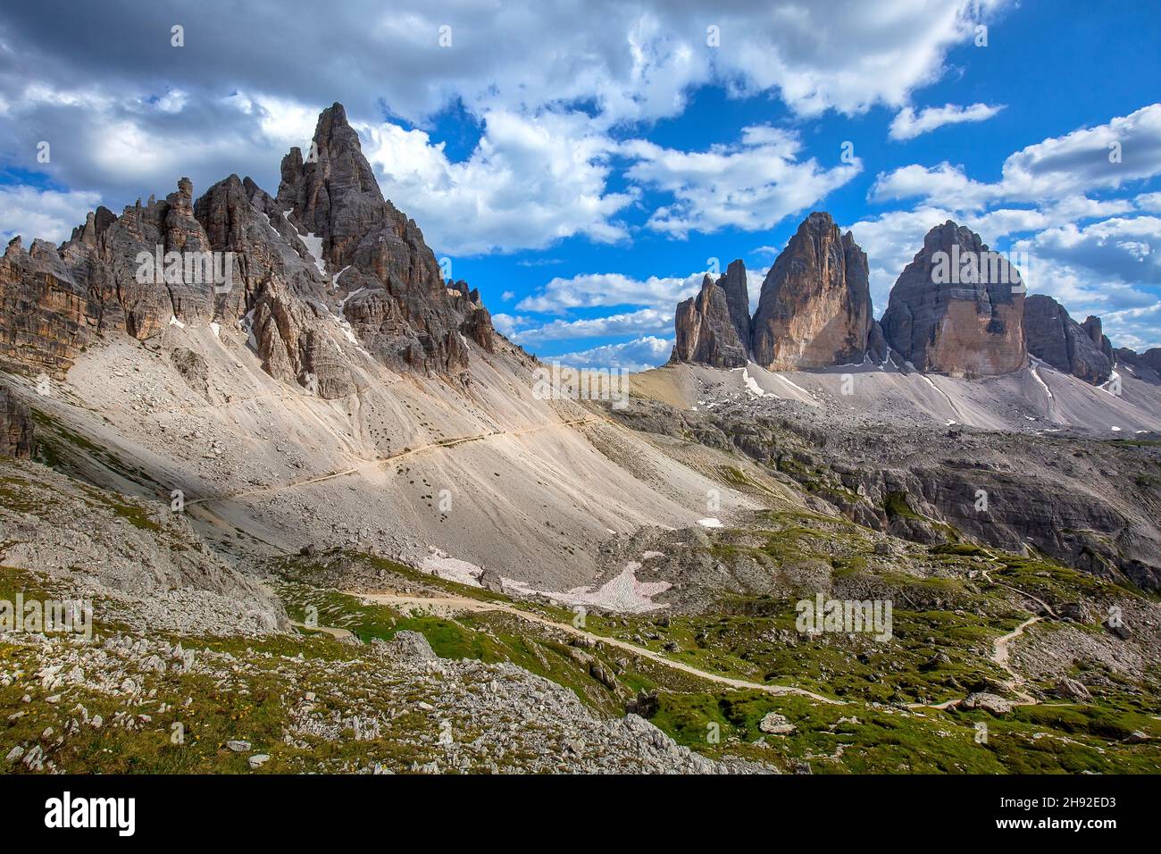 Magnifique paysage estival dans le parc national de Tre Cime di Lavaredo dans les Dolomites italiens. Banque D'Images