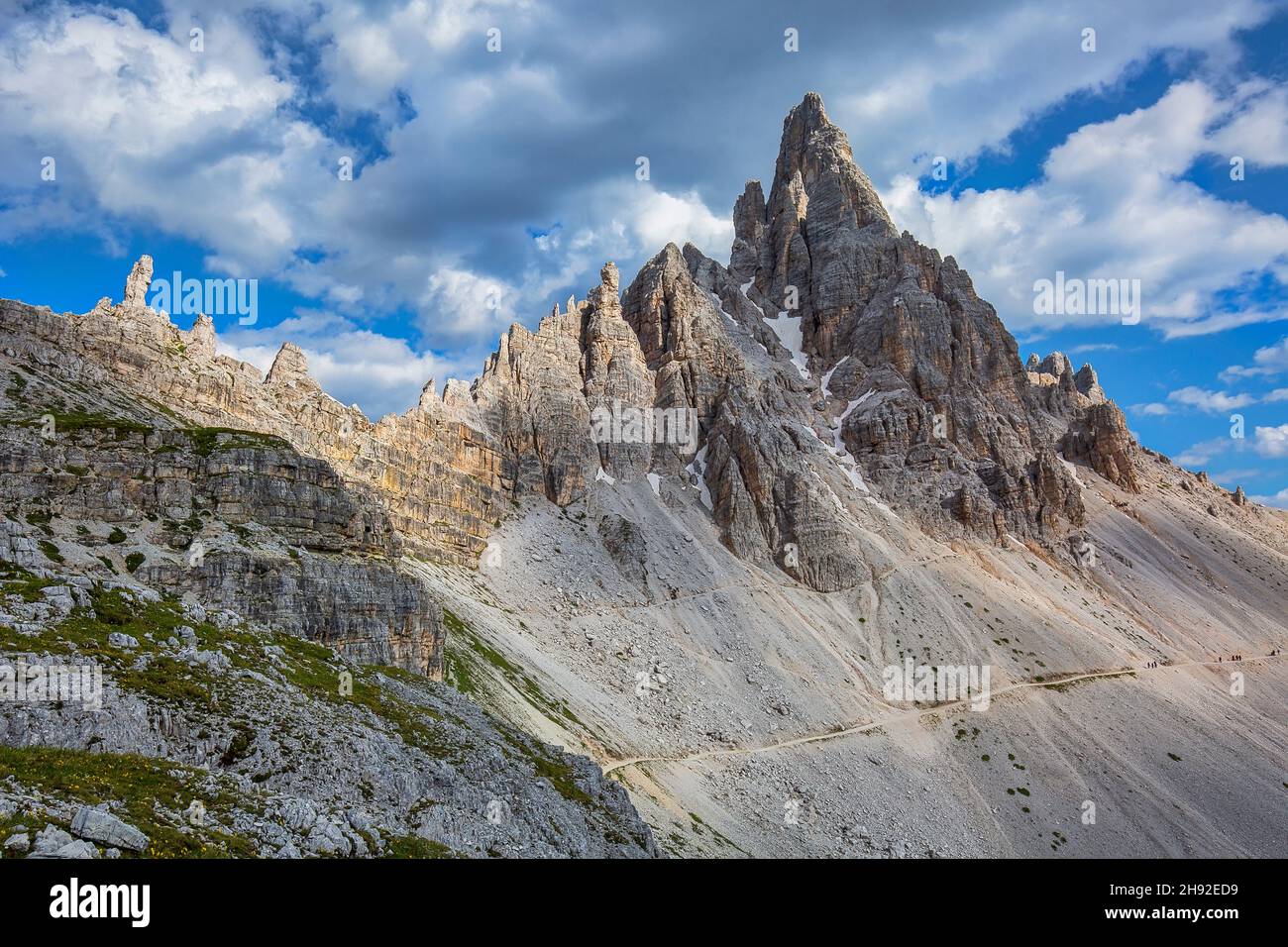 Magnifique paysage estival dans le parc national de Tre Cime di Lavaredo dans les Dolomites italiens. Banque D'Images