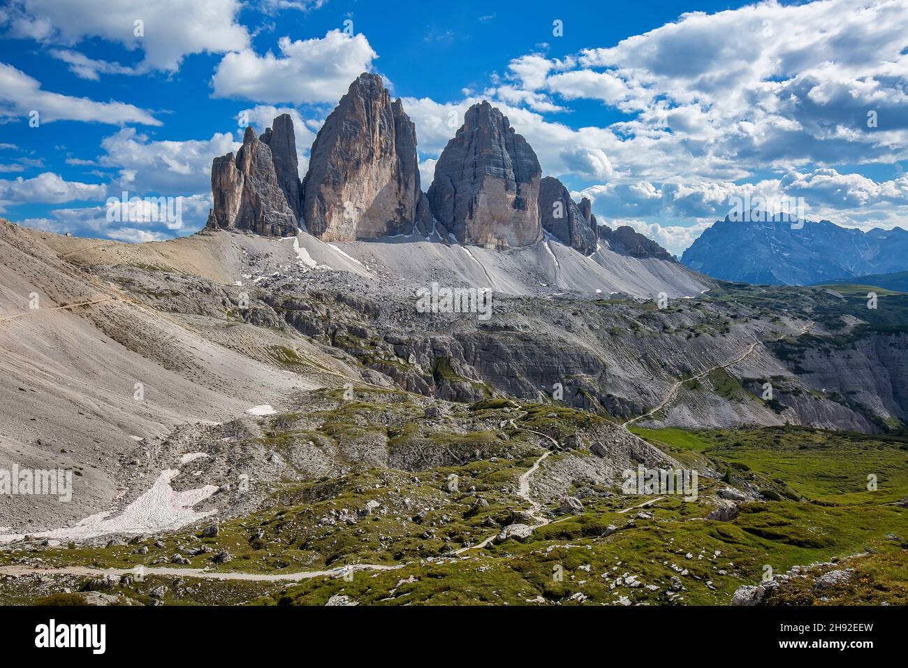 Magnifique paysage estival dans le parc national de Tre Cime di Lavaredo dans les Dolomites italiens. Banque D'Images
