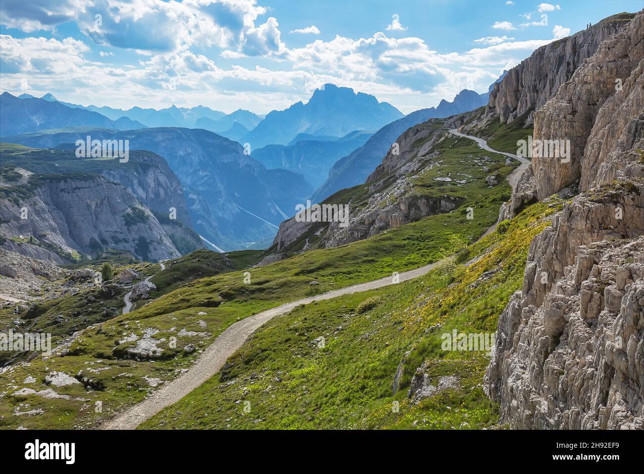 Magnifique paysage estival dans le parc national de Tre Cime di Lavaredo dans les Dolomites italiens. Banque D'Images