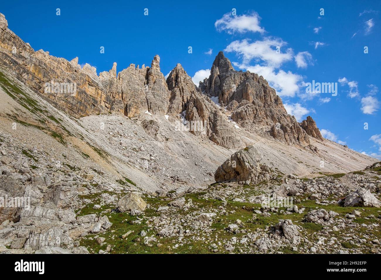 Magnifique paysage estival dans le parc national de Tre Cime di Lavaredo dans les Dolomites italiens. Banque D'Images