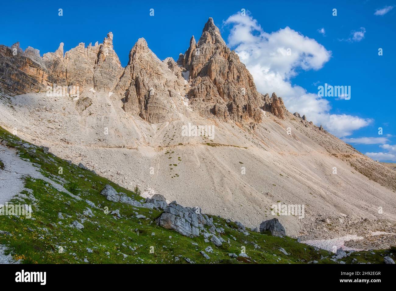 Magnifique paysage estival dans le parc national de Tre Cime di Lavaredo dans les Dolomites italiens. Banque D'Images