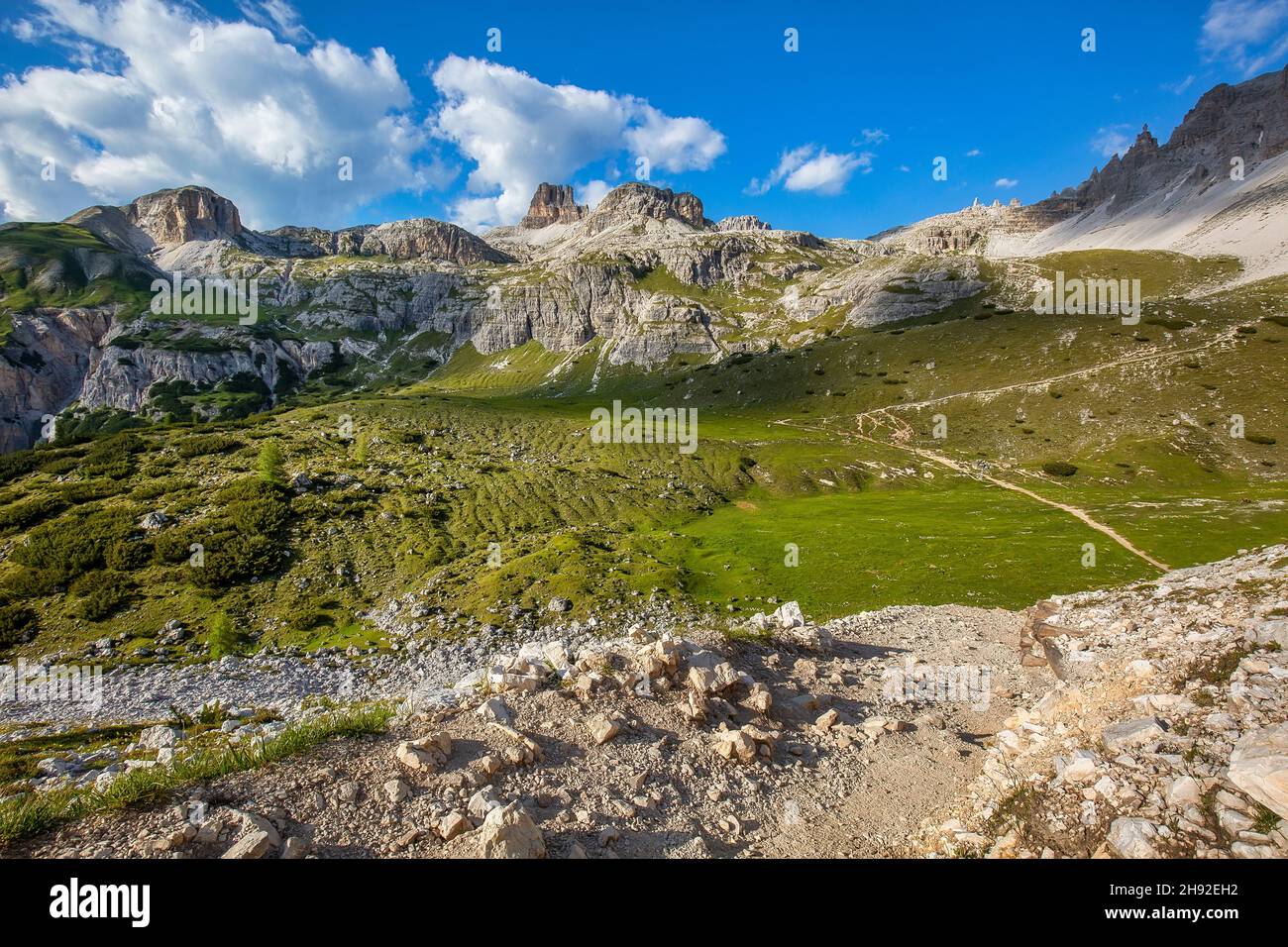 Magnifique paysage estival dans le parc national de Tre Cime di Lavaredo dans les Dolomites italiens. Banque D'Images