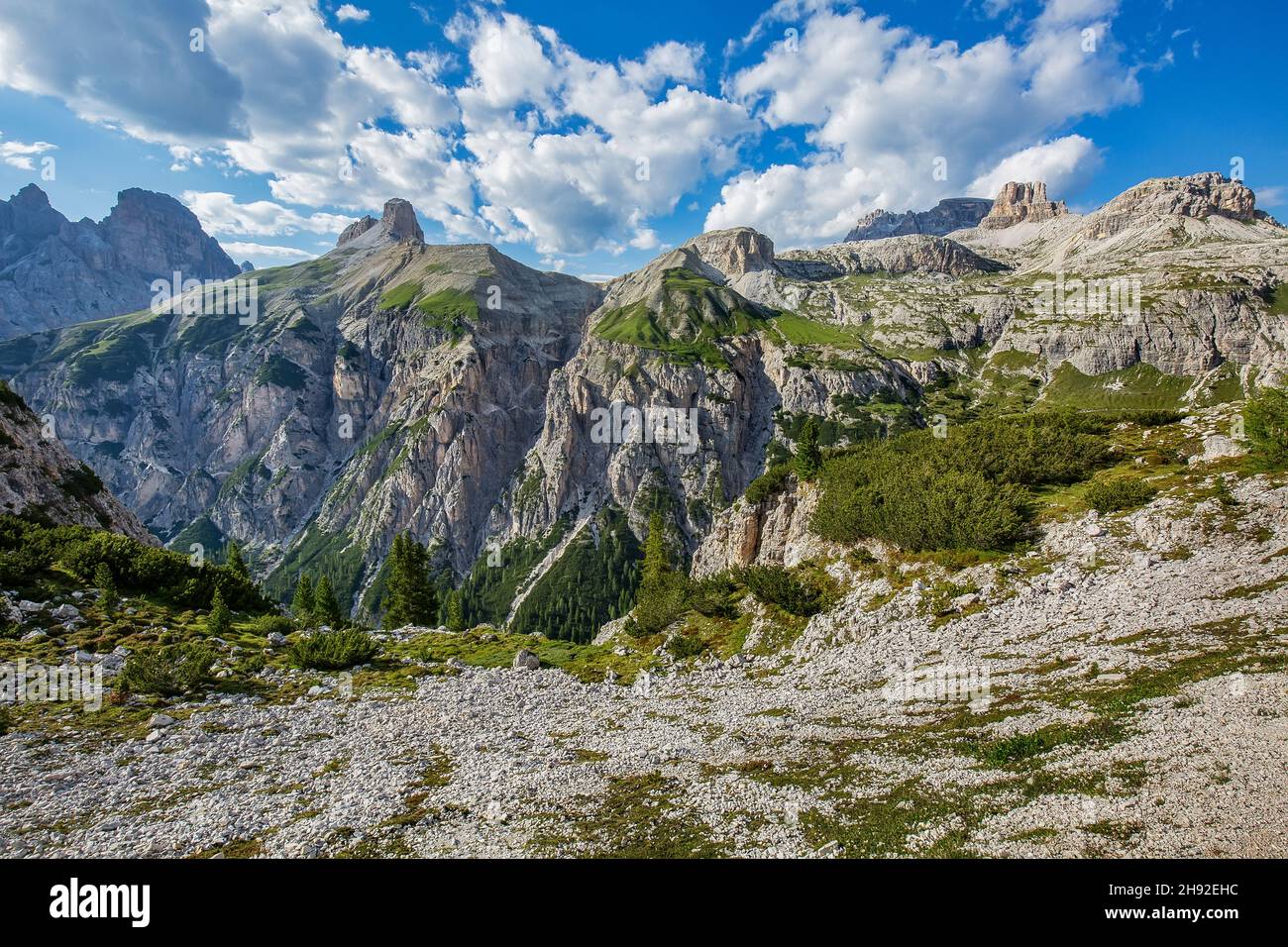 Magnifique paysage estival dans le parc national de Tre Cime di Lavaredo dans les Dolomites italiens. Banque D'Images