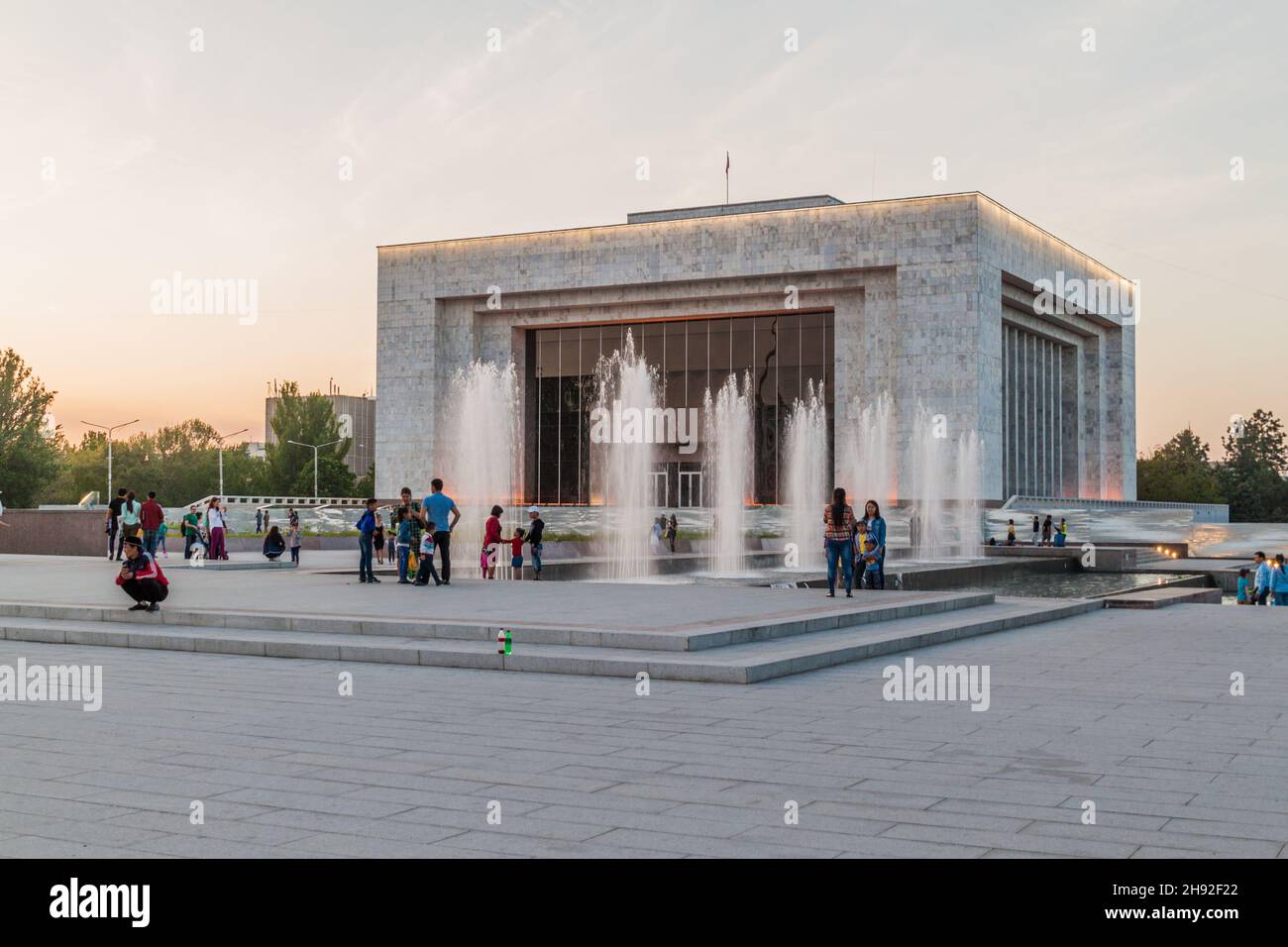 BICHKEK, KIRGHIZISTAN - 5 MAI 2017 : Musée d'histoire de l'État sur la place Ala Too à Bichkek, capitale du Kirghizistan. Banque D'Images