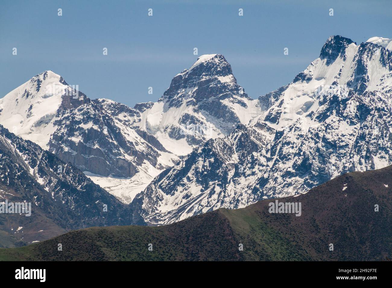 Montagnes escarpées couvertes de neige de la chaîne Ala-Too, Kirghizistan Banque D'Images