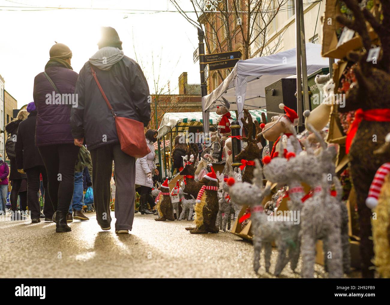 Worcester, Royaume-Uni.3 décembre 2021.Worcester Victorian Christmas Fayre est maintenant en pleine oscillation.Les rues sont pleines avec le public appréciant une foule d'étals offrant des cadeaux et de la nourriture.Crédit : Lee Hudson/Alay Live News Banque D'Images