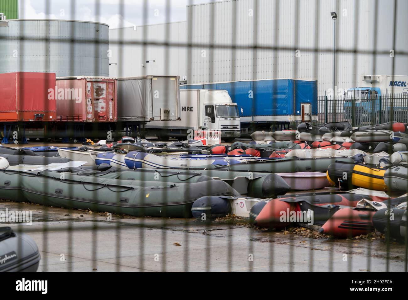 Des bateaux migrants gonflables sont vus dans le domaine industriel près de la ville de Douvres.un grand nombre de migrants traversent la Manche avec l'intention de demander l'asile au Royaume-Uni.Les migrants utilisent de grands bateaux gonflables pour naviguer de la région de Calais en France vers le Royaume-Uni et les forces frontalières sont légalement tenues des secourir une fois qu'ils atteignent les eaux territoriales britanniques,Une fois sauvés par les forces frontalières, ils sont traités dans les quais de Douvres et emmenés dans un lieu d'hébergement temporaire autour du Royaume-Uni. Banque D'Images