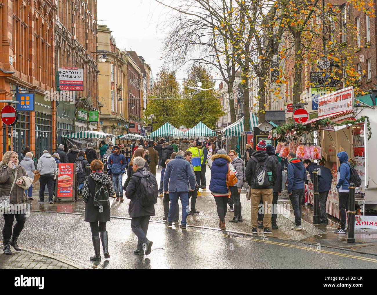 Worcester, Royaume-Uni.3 décembre 2021.Worcester Victorian Christmas Fayre est maintenant en pleine oscillation.Les plus grands sont pleins avec le public appréciant une foule d'étals offrant des cadeaux et de la nourriture.Crédit : Lee Hudson/Alay Live News Banque D'Images