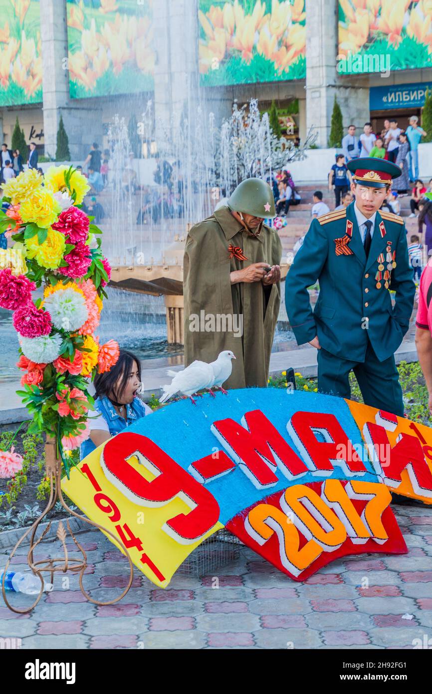 BICHKEK, KIRGHIZISTAN - 9 MAI 2017 : Fête du 9 mai célébrations sur la place Ala Too à Bichkek, capitale du Kirghizistan. Banque D'Images