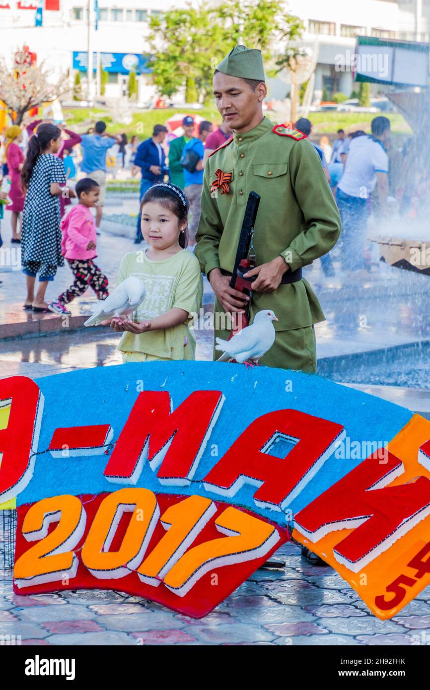 BICHKEK, KIRGHIZISTAN - 9 MAI 2017 : soldat au jour de la victoire 9 mai célébrations sur la place Ala Too à Bichkek, capitale du Kirghizistan. Banque D'Images