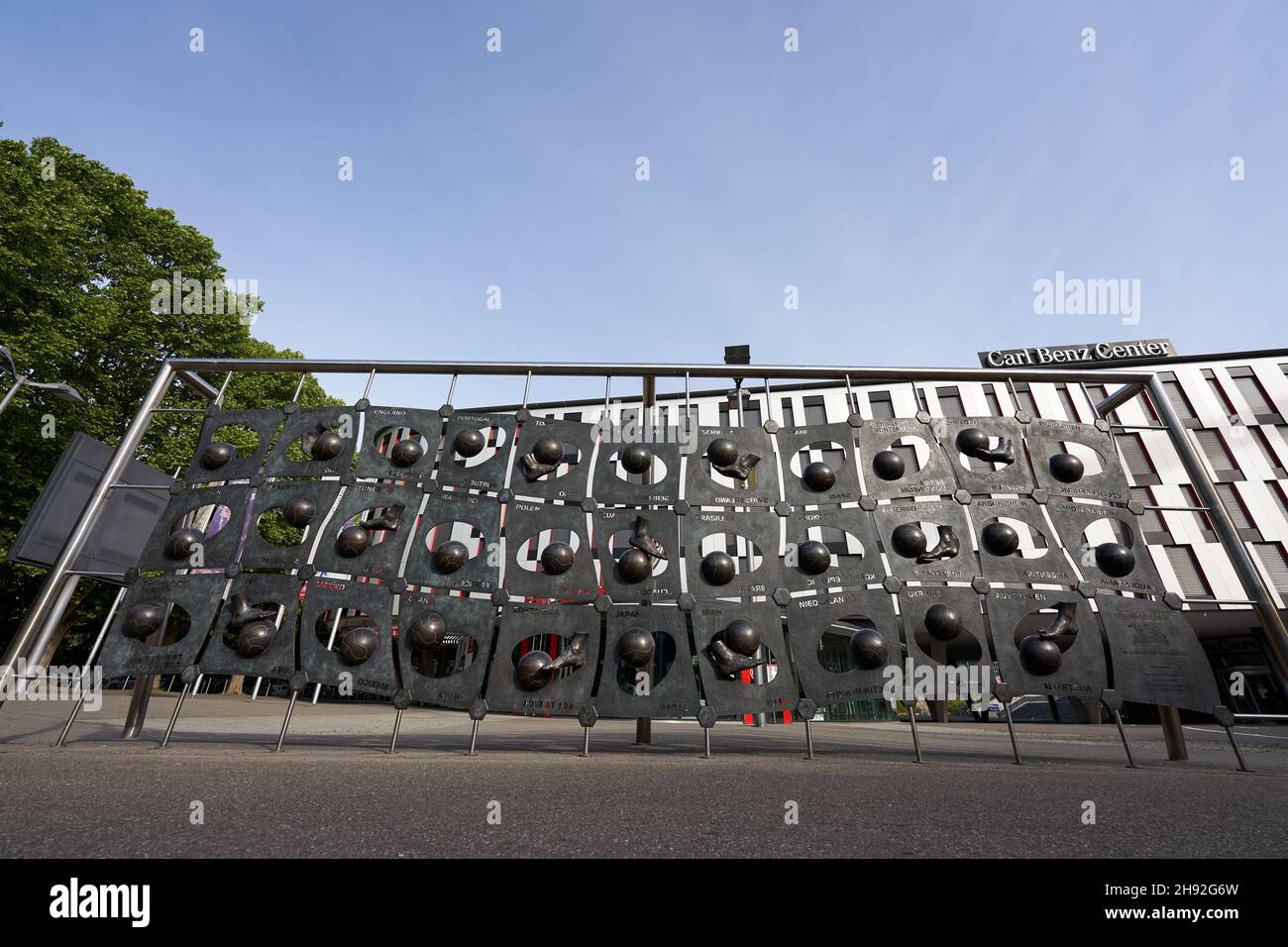 Stuttgart Bad Cannstatt, Allemagne - 22 mai 2020 : plaque d'acier avec de nombreuses équipes internationales de football en face du Centre Carl Benz. Banque D'Images